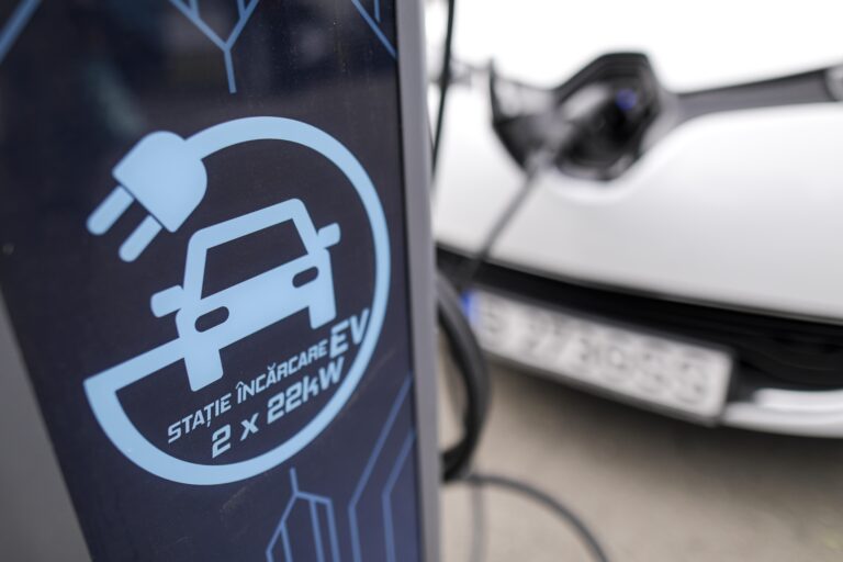 12% din vehiculele electrice înmatriculate în Capitală. Rețeaua de stații de încărcare, insuficientă