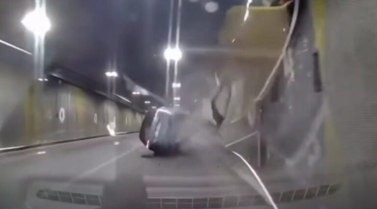 Accident grav în Pasajul Unirii: O mașină s-a răsturnat după impactul cu peretele tunelului