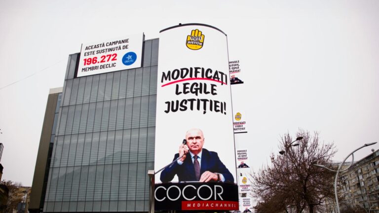Banner gigantic cu Ilie Bolojan afișat pe magazinul Cocor din centrul Bucureștiului. Declic cere modificarea legilor Justiției