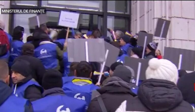 Bucureștenii riscă să rămână fără căldură de Crăciun. Angajații ELCEN, protest în fața Ministerului Finanțelor și amenințări cu greva generală