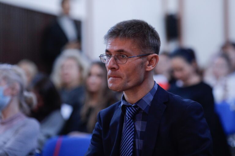 Cafeneaua BdB | Educație la final de an. Marcel Bartic, despre sistemul de învățământ: „După aproape jumătate de secol de comunism, învățământul românesc s-a trezit, după 1989, într-un soi de derivă”