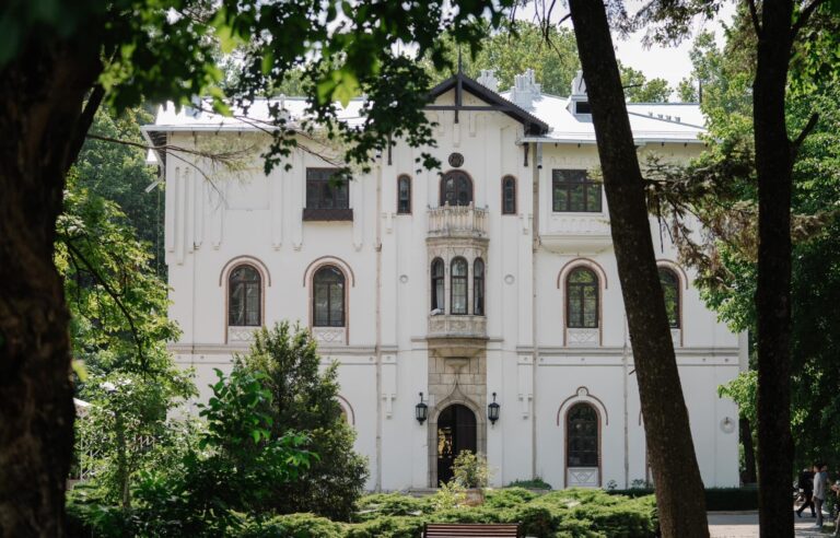 Domeniul Știrbey din Buftea va fi restaurat și transformat într-un hub de evenimente. Va avea 3 pavilioane, 13 căsuțe pentru invitați și o parcare