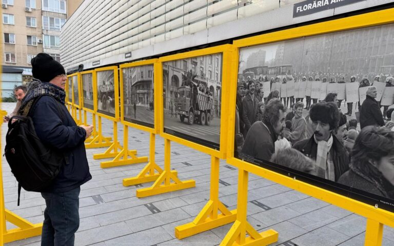 Expoziție de fotografie în Piața Amzei – „Umbre și Lumini ale Revoluției din 1989”