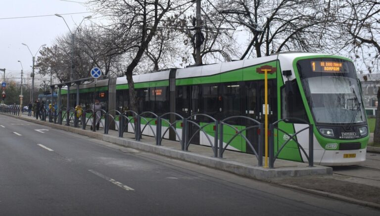 Îmbunătățiri semnificative în intersecția Răzoare: Stația Piața Danny Huwe a fost extinsă pentru a permite oprirea simultană a două tramvaie