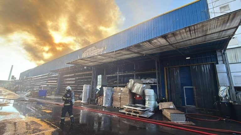 Incendiu devastator la un depozit din Sectorul 6, cu degajări mari de fum