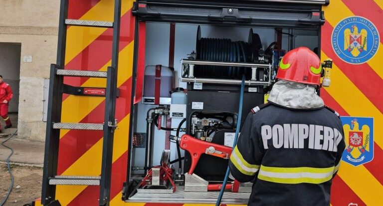 Incendiu în Rahova: Flăcări în apropierea unui bloc afectat de o explozie