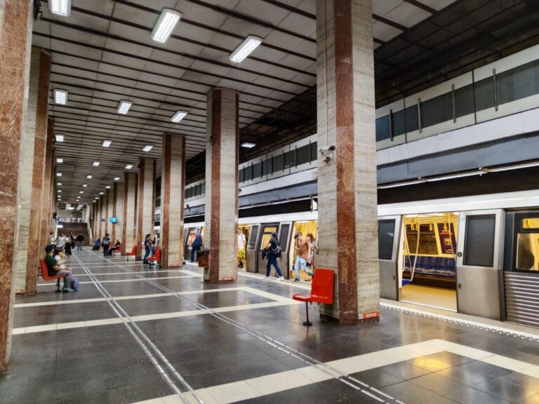 Incident grav în stația de metrou Crângași. O femeie a murit, după ce ar fi coborât pe șine, apoi a fost lovită de tren.