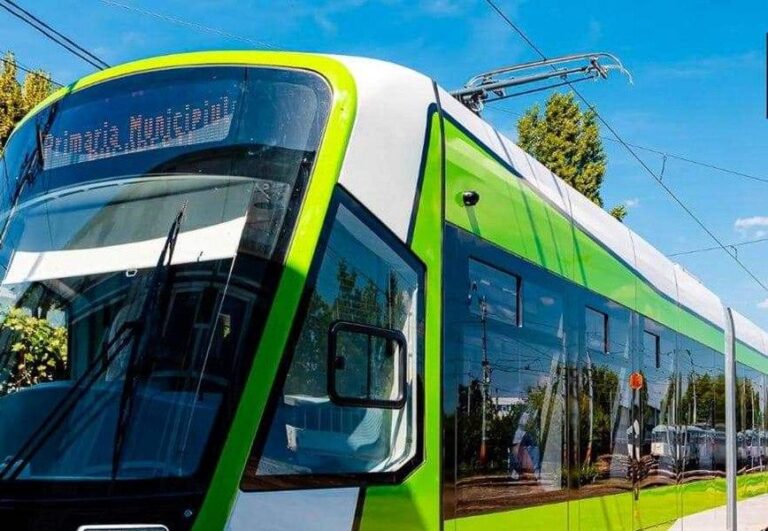 Incident pe linia de tramvai 5: Un șofer a blocat probele tehnice parcând pe șine