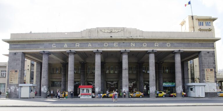 Incident violent la Gara de Nord din București: Un bărbat aruncă cu pietre