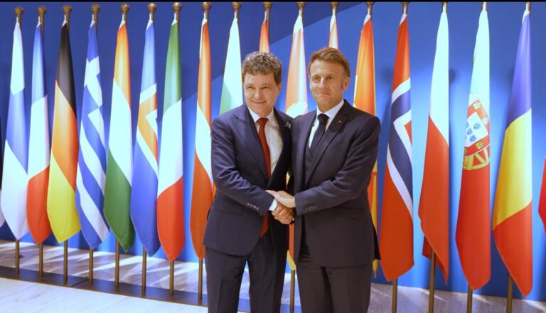 Întâlnire între Nicuşor Dan și Emmanuel Macron la Palatul Elysée