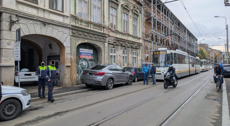 Întârzieri semnificative cauzate de mașinile parcate pe linia de tramvai