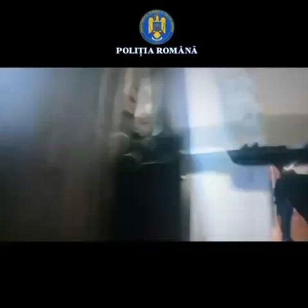 Intervenție dramatică în Capitală: alpiniștii salvatori au intrat pe geam pentru a salva o femeie
