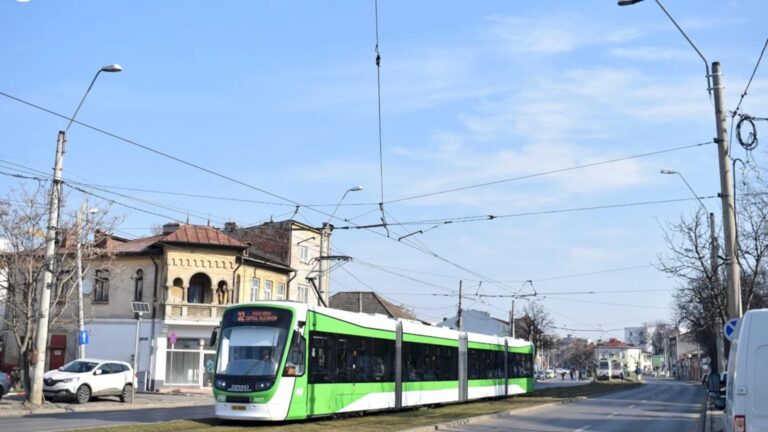 Linia 32 este suspendată până la sfârșitul anului. Autobuzele navetă 632 preiau călătorii.