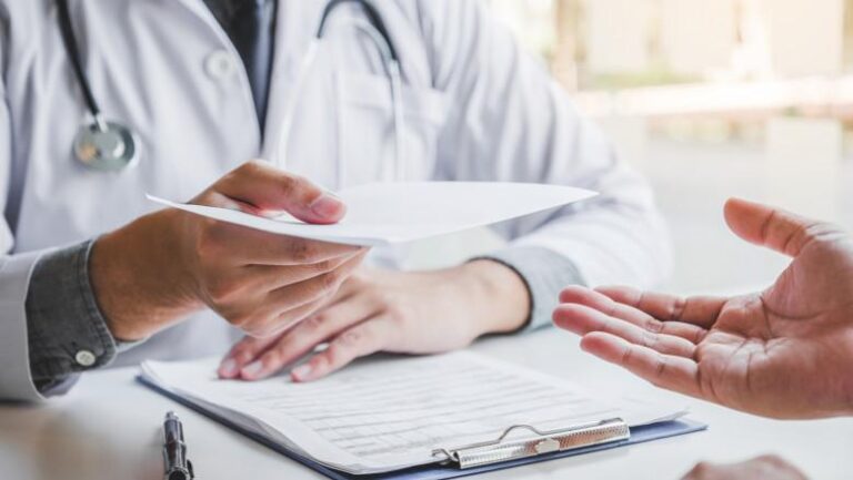 Măsuri pentru combaterea concediilor medicale false: Retragerea dreptului de practică pentru medici, o posibilitate