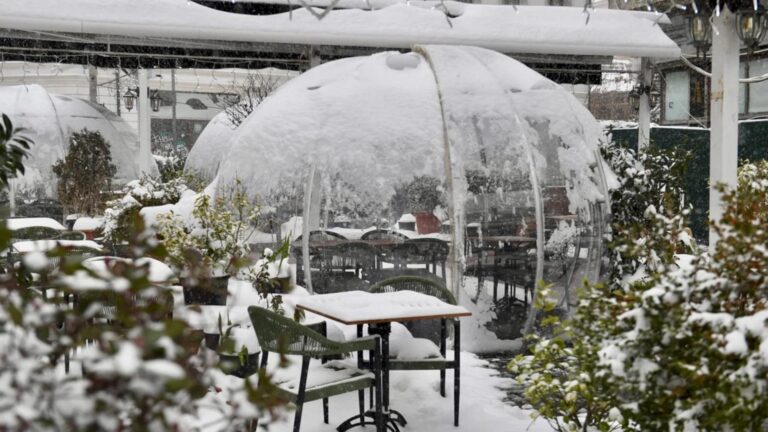 Moșul aduce în București, de Crăciun, strat de zăpadă de până la 8 cm ❄️ ANM are prognoza specială pentru Capitală, dar și un cod galben de ninsoare