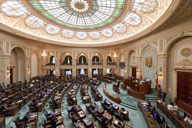Nicușor Dan îndeamnă la o dezbatere constructivă pe tema legii antiextremism