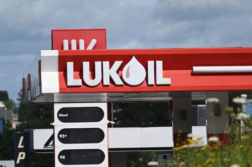 Oana Ţoiu: Benzinăriile Lukoil pot funcţiona legal până în aprilie 2026