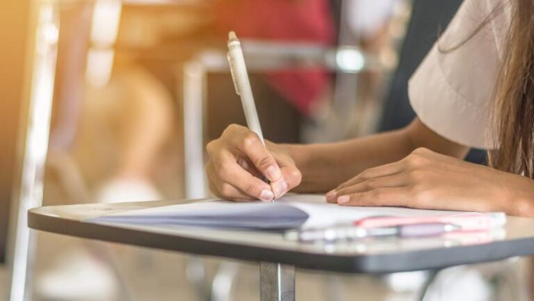 Olimpicii internaționali ai României sunt premiați, dar nu primesc burse: „Mă gândesc să plec, sunt multe opțiuni în străinătate”