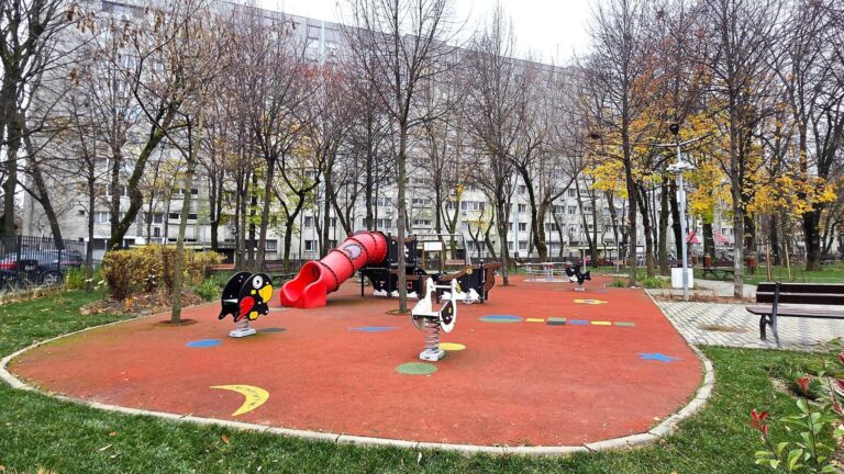 Parcul Băiculești din cartierul Pajura a fost modernizat. Cei mici se pot bucura de tobogan, masă de fotbal și balansoare cu arc