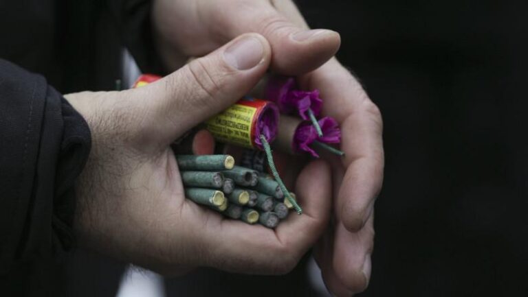 Petarde interzise în Lege vândute „la liber” pe internet