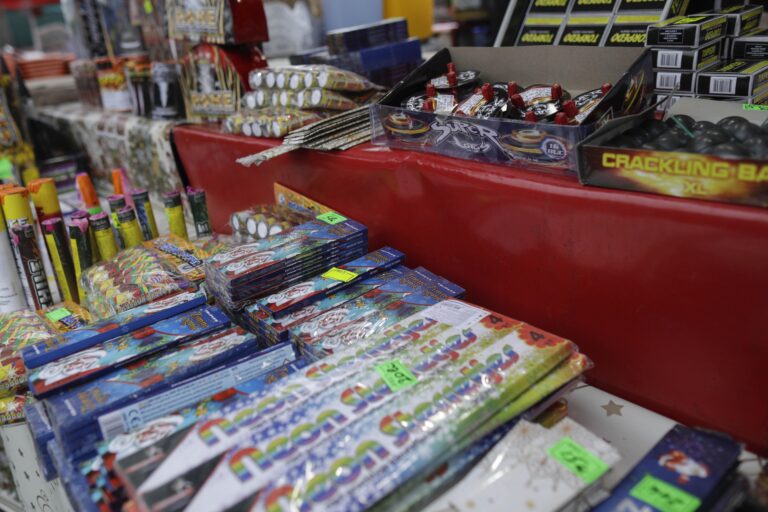 Poliția Capitalei a confiscat cinci tone de petarde într-un singur dosar. Percheziții în București și Călărași