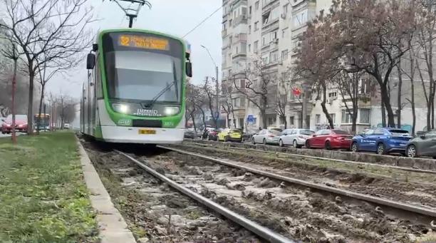 Probleme pe traseul tramvaiului 32 din București: șine denivelate pun în pericol siguranța călătorilor