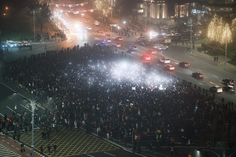 Protestele continuă în Piața Victoriei, după dezvăluirile Recorder. Oamenii ies și în această seară în stradă pentru independența justiției, pentru a patra zi la rând