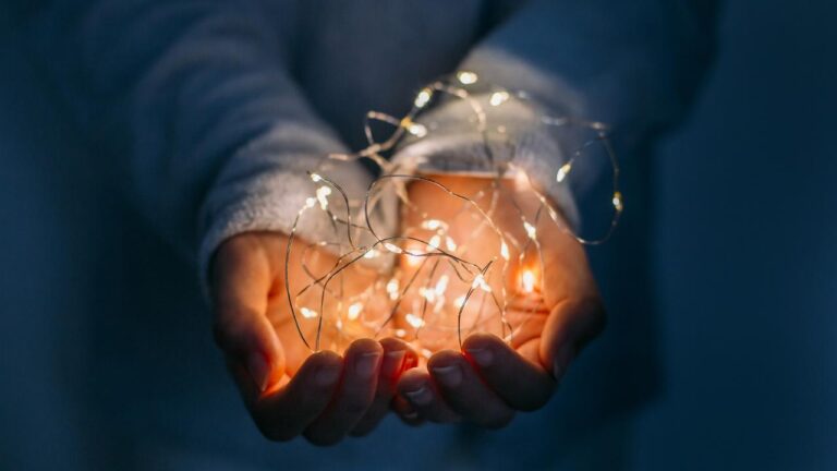 Sprijinul emoțional în perioada sărbătorilor: Clinicile de Psihoterapie Regina Maria rămân deschise pe 24, 25 și 26 decembrie