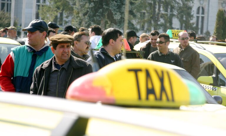 Taximetriștii implicați în transferuri ilegale de bani au fost plasați sub control judiciar