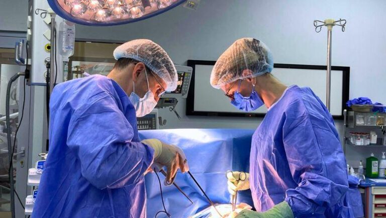 Un bărbat în vârstă de 67 de ani înfruntă cu succes trei diagnostice grave