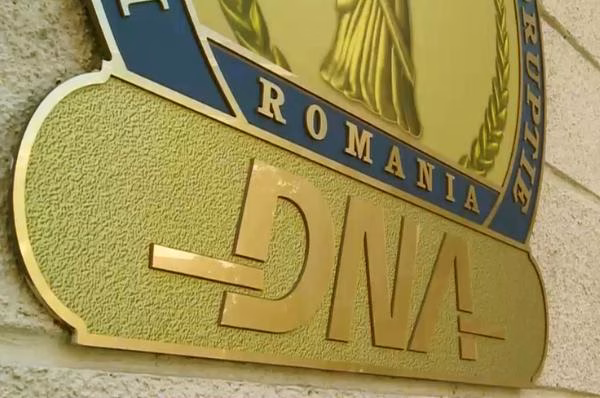 Un inspector antifraudă din București, trimis în judecată pentru mită