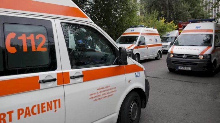 Un șofer a lovit ambulanțele SMURD sosite să-l ajute după alt accident. Bărbatul a fost testat aparatele Alcooltest și DrugTest