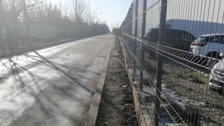 Un trotuar de pe Bulevardul Laminorului a rămas în stare deplorabilă