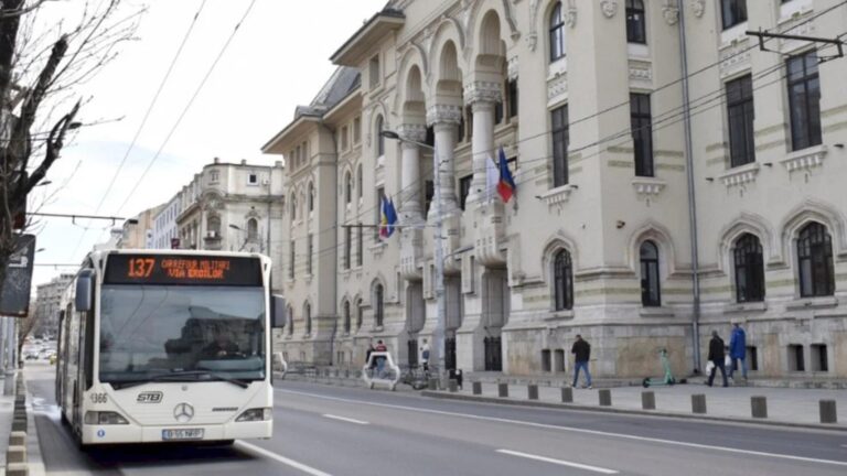 ALERTĂ | Asfaltul s-a surpat în zona Calea Victoriei/Strada C. A. Rosetti, blocând trei linii de autobuz