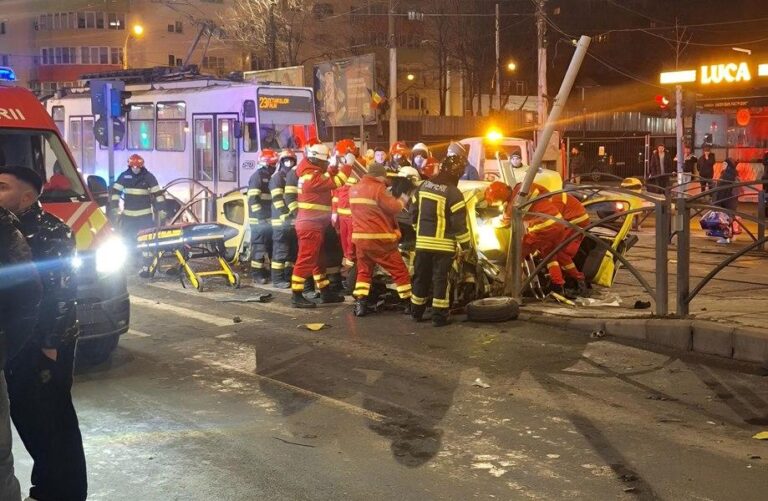 Accident grav în Rahova: Trei persoane încarcerate în urma coliziunii