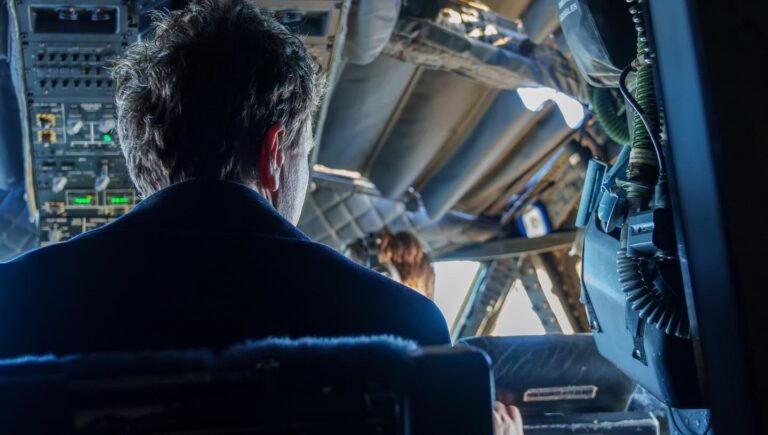 Aeronava Spartan, care l-a adus pe Nicușor Dan la București, escortată deasupra Elveției de două avioane F-18