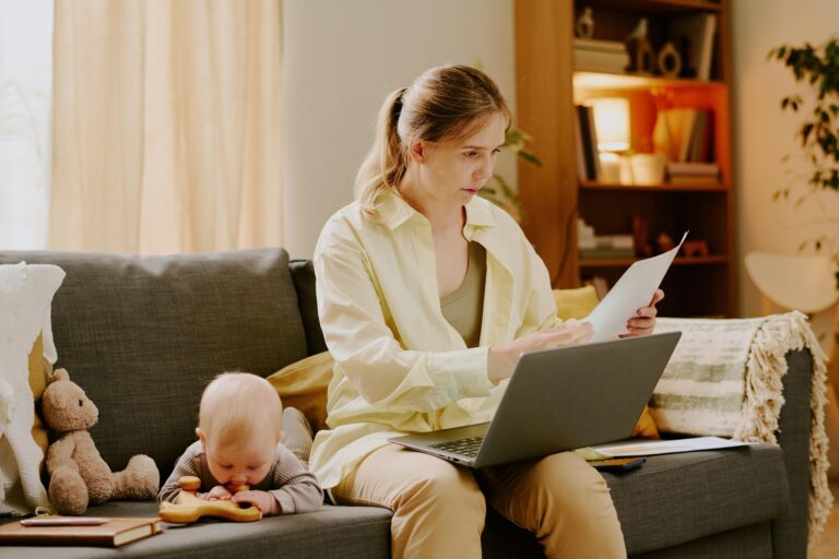 Alocațiile copiilor rămân înghețate și în 2026, după ce Guvernul a suspendat pentru al doilea an la rând majorarea cu inflația