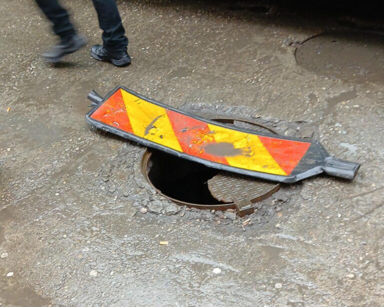 Atenție, șoferi și pietoni! Capac de canalizare spart în stația STB „Șoseaua București-Ploiești” de pe Bulevardul Aerogării