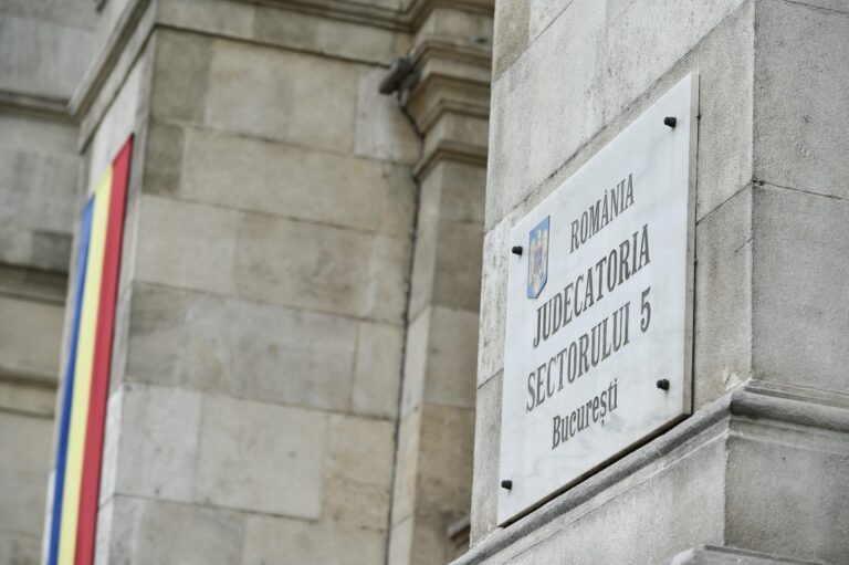 Bărbat lăsat în libertate după ce și-a bătut partenera. Un magistrat din București a respins arestarea, acum e cercetat pentru violență domestică sub control judiciar