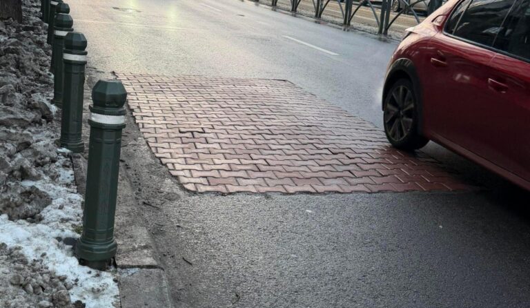 Covorul de pavele a apărut pe Bulevardul Iancu de Hunedoara, în loc de asfalt