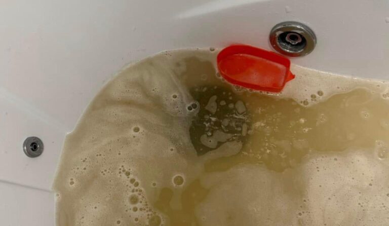 FOTO | Surpriza de la robinet, dintr-un apartament din Sectorul 2: curge apă murdară și maronie