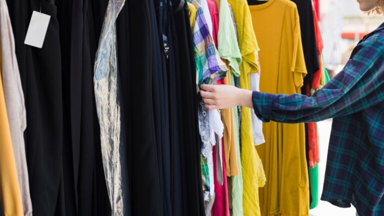 Free Shop Comunitar în acest weekend, lângă stația de metrou Titan. Bucureștenii pot dona sau lua haine, jucării, încălțări sau tablouri