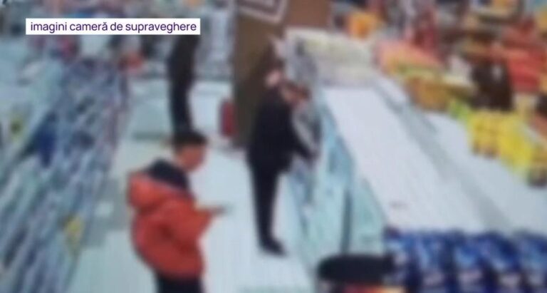 Furt într-un hipermarket din București: Un hoț a fost surprins de cameră când fură telefoane, deși în jurul lui erau și alți clienți