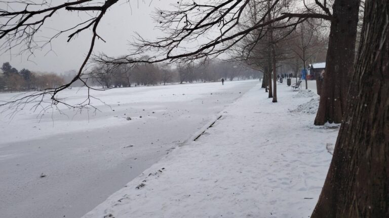 Gheața de pe lacuri reprezintă un risc major. Autoritățile emit avertizări pentru cetățeni