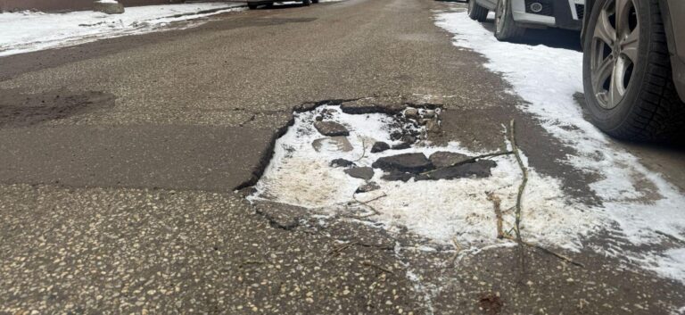 Gropile din București, obstacolele de temut pentru șoferi. Când le observi prea târziu, senzația e de roller coaster. Administrația Străzilor: „Când vremea ne permite, vom interveni”