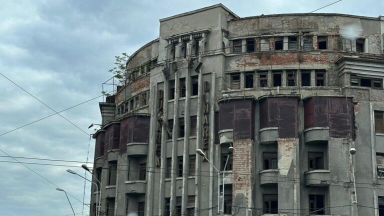 Hotelul Dunărea, lăsat în ruină lângă Gara de Nord, a fost scos la vânzare pentru a doua oară. Clădirea simbol a fost cândva locul preferat al turiștilor veniți în Capitală