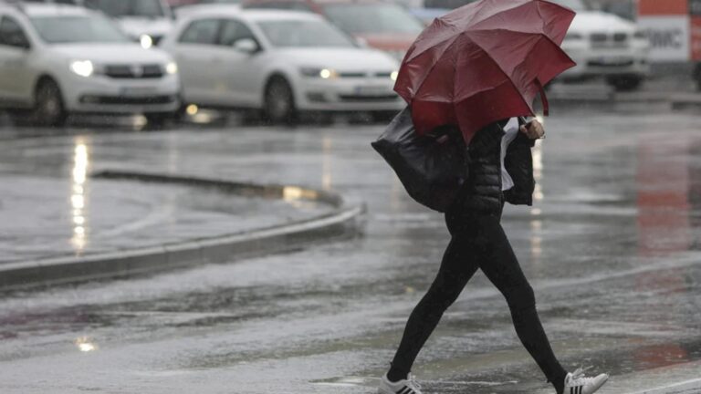 Iarnă confuză în București, are chef să fie toamnă măcar câteva zile. Meteorologii anunță temperaturi mai mari și ploi slabe