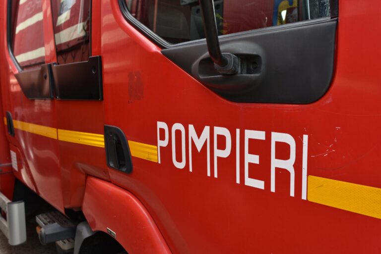 Incendiu la Târgul Auto Vitan, unde azi-noapte a luat foc un magazin de piese de schimb