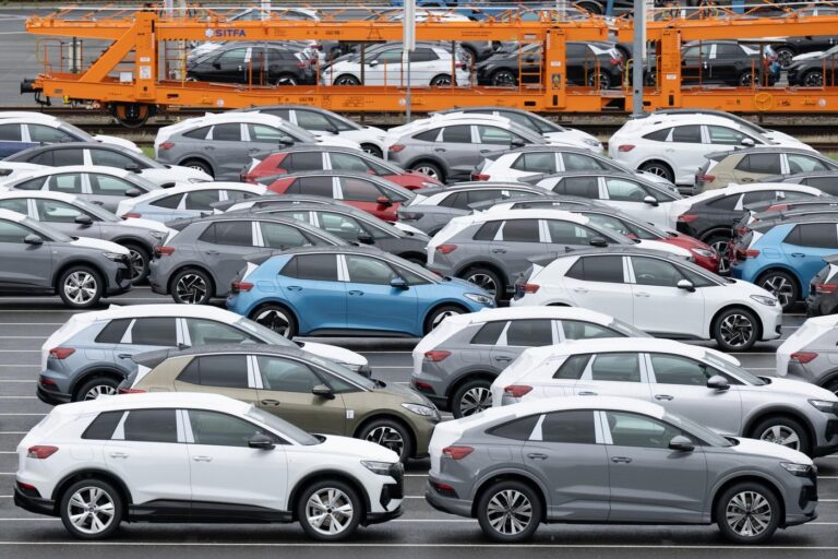 Licitație pentru achiziția a 19 autovehicule în leasing operațional