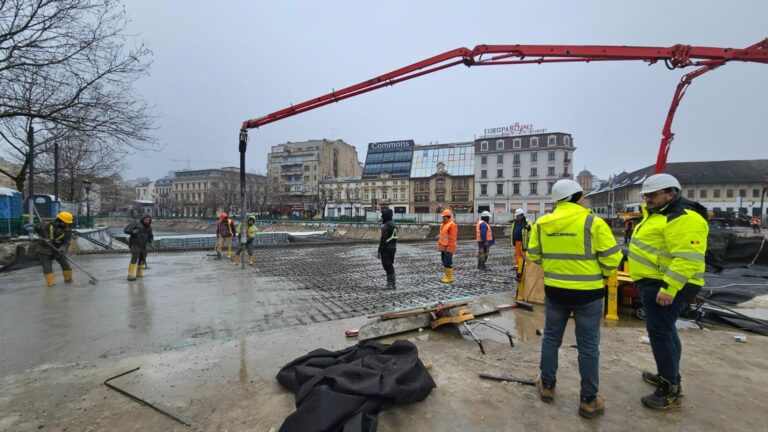 Lucrările de la Planșeul Unirii avansează în ritm susținut. S-a turnat a patra secțiune a noii plăci de beton de aici